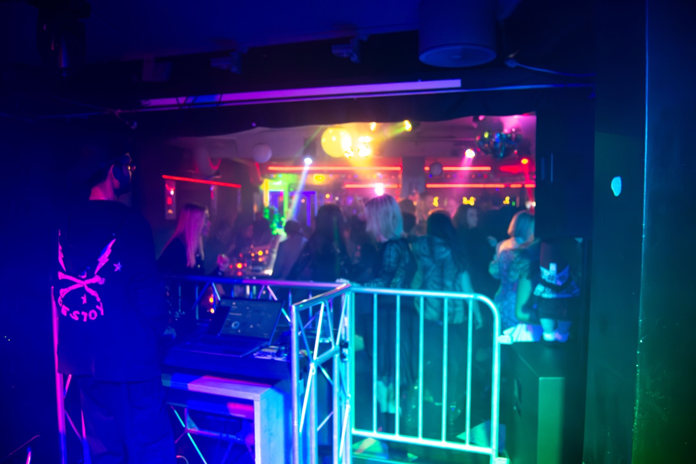 DJ-området med lys og røyk hos Lillen