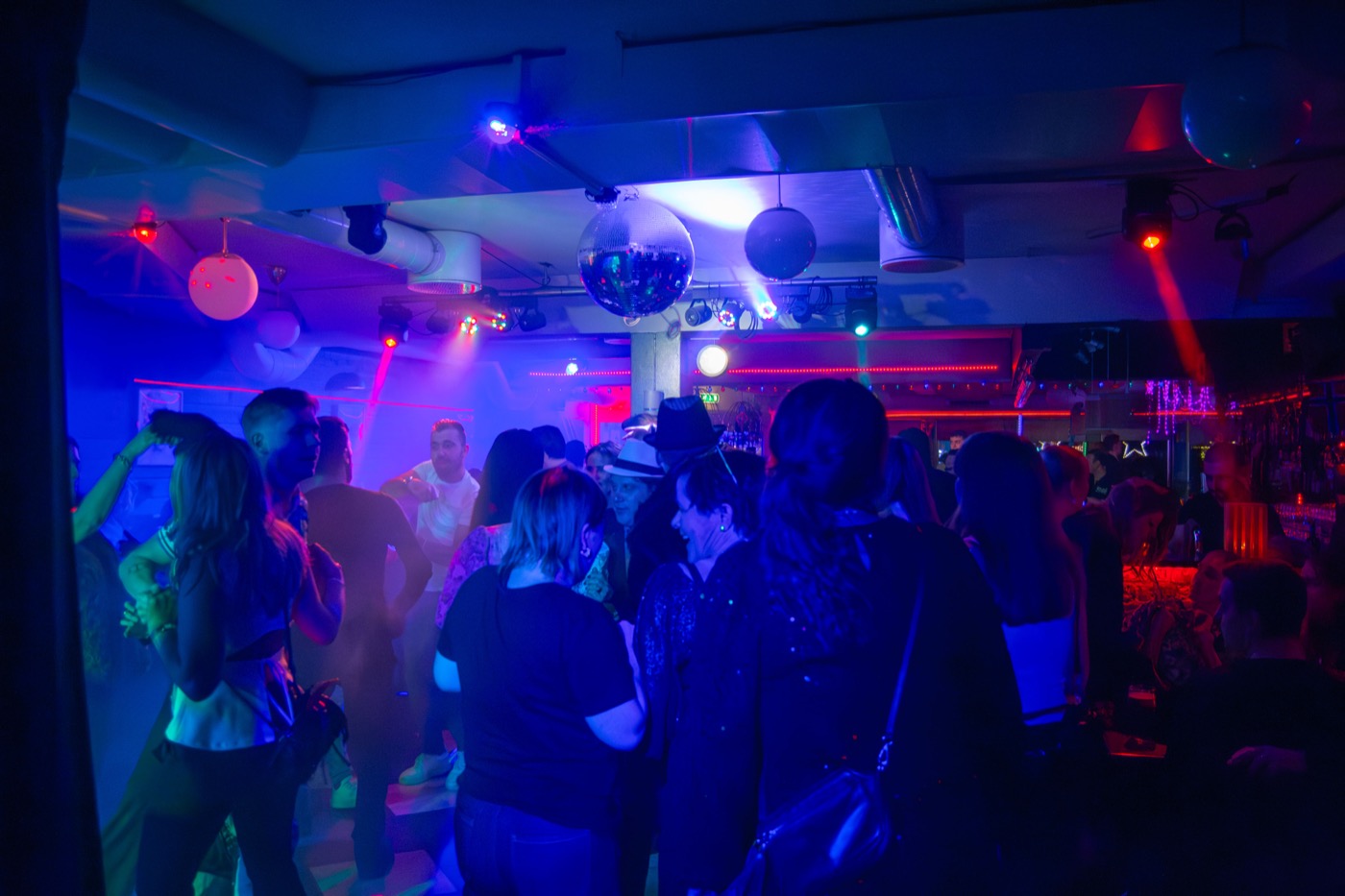 Gjester på dansegulvet i farget lys