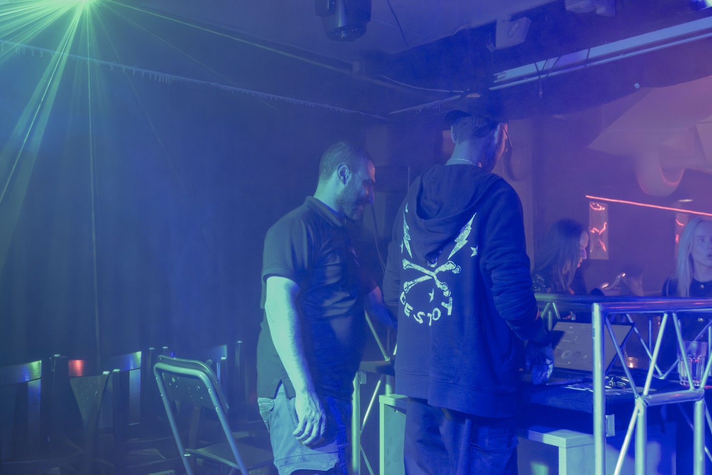 Folk ved scenen under kveldsarrangement