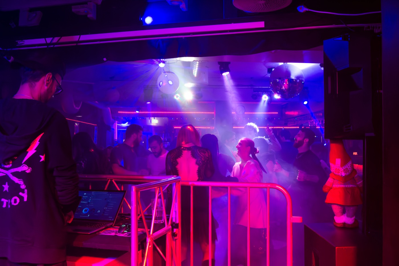 Dansegulv med lilla lys og diskokule hos Lillen