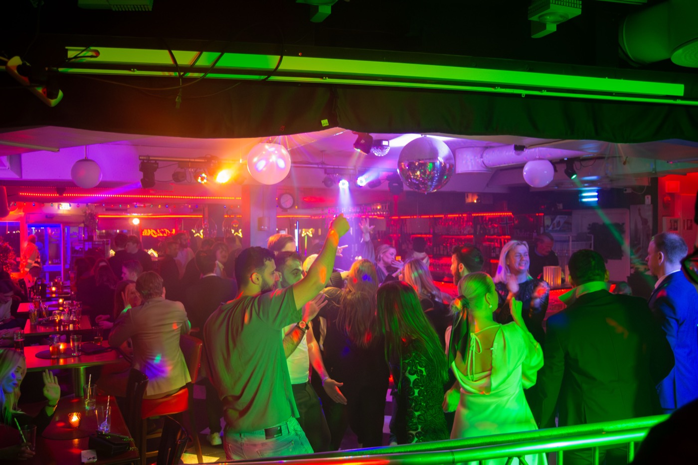 Fullt lokale med dansegulv og bar
