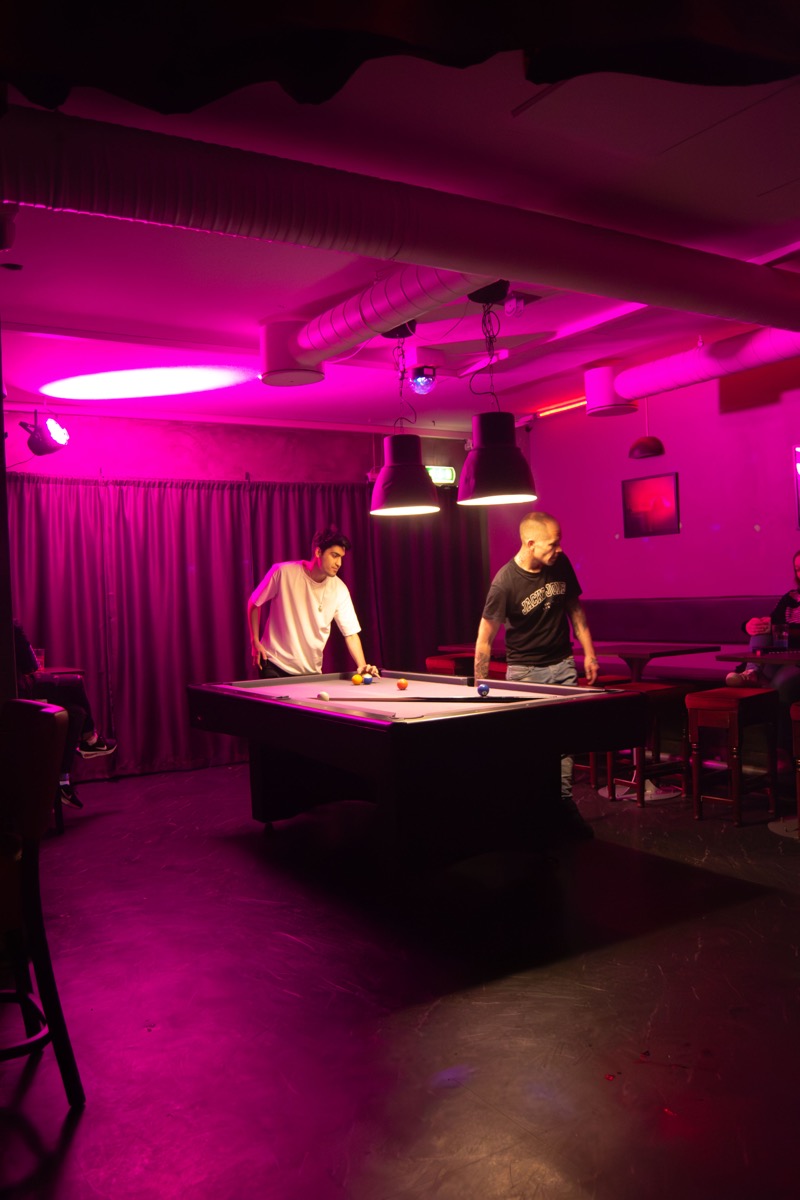 Biljardbord i rosa lys hos Lillen